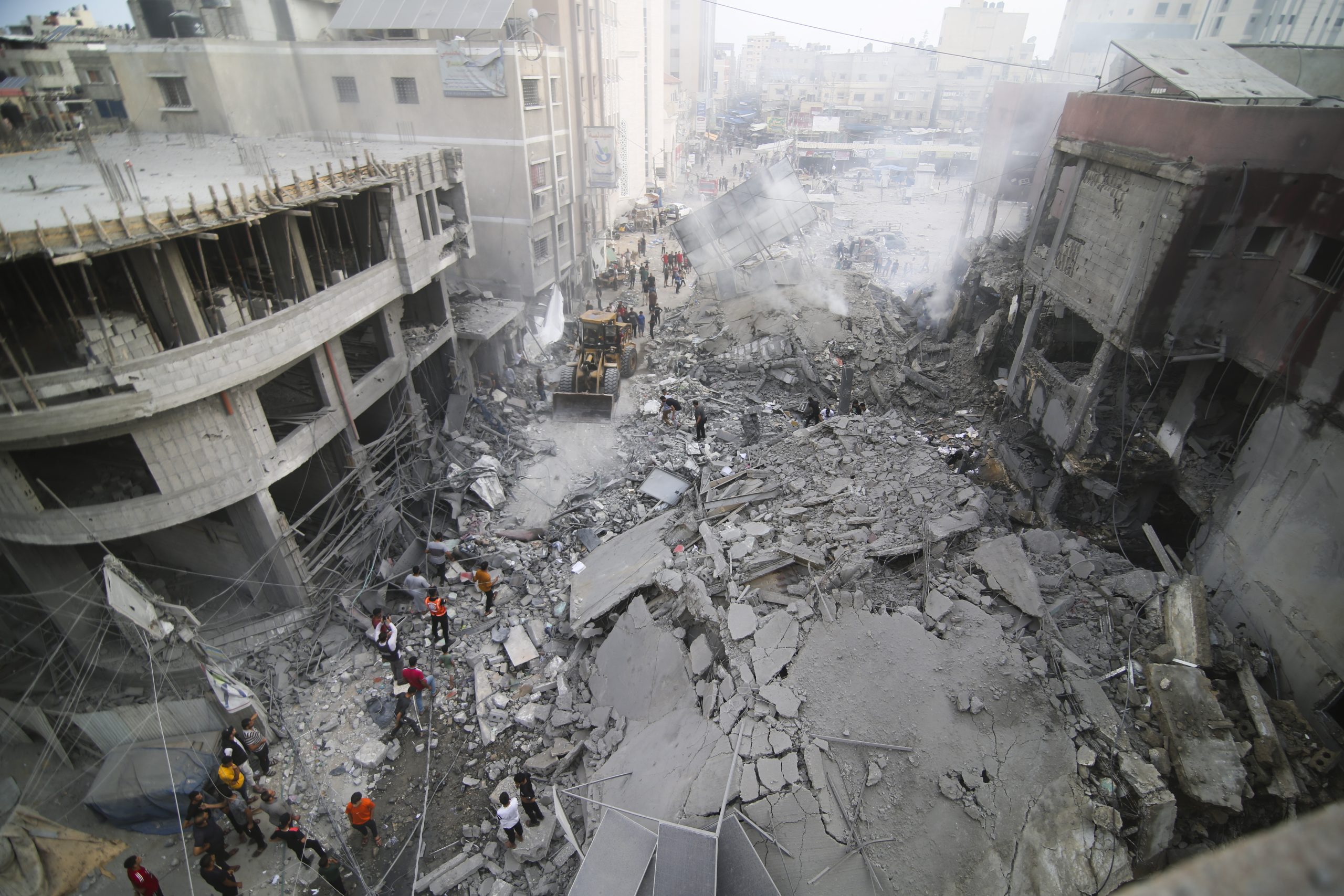 Khan Younis: residents amid damaged buildings